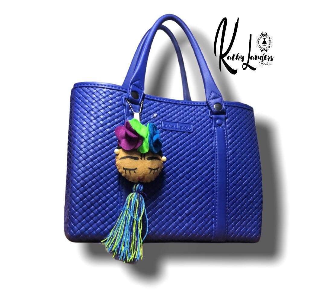BOLSA CASUAL AZUL CON DIJE ARTESANAL